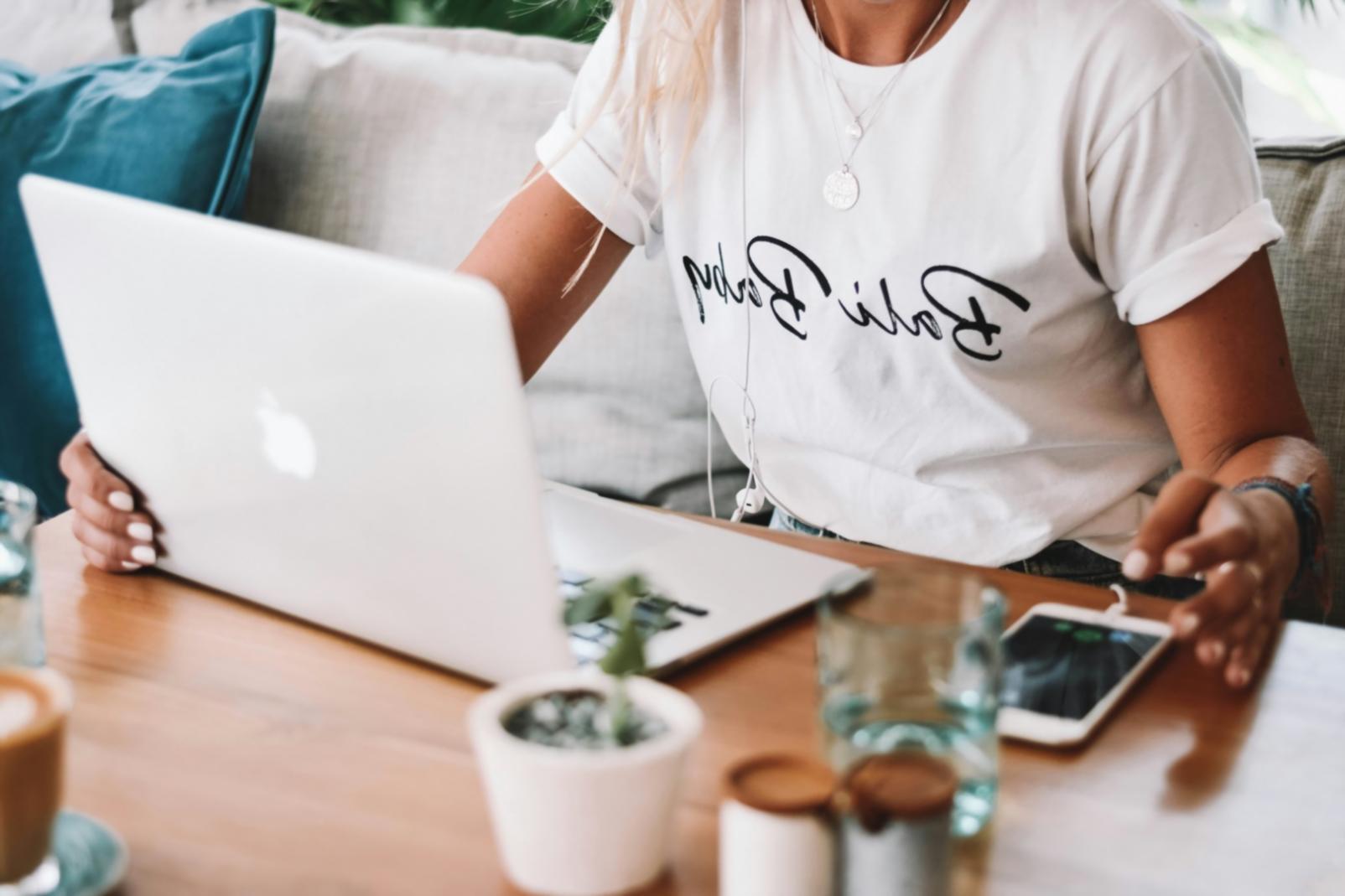 Arbeitsplatz mit Recherche-Tools und Notizen zur Keyword-Analyse